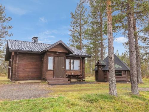 mały domek na polu obok niektórych drzew w obiekcie Holiday Home Järvenpää by Interhome w mieście Äkäslompolo