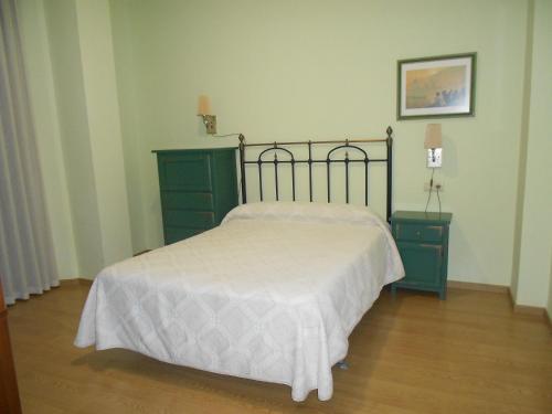 a bedroom with a bed and a green dresser at Hostal Casa Museo La Pájara in Hellín
