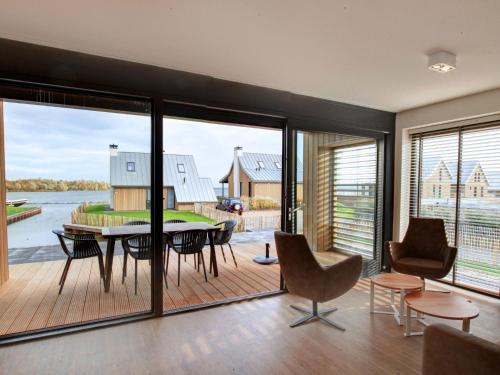 sala de estar con mesa y sillas en Holiday Home Oesterdam Resort by Interhome en Tholen