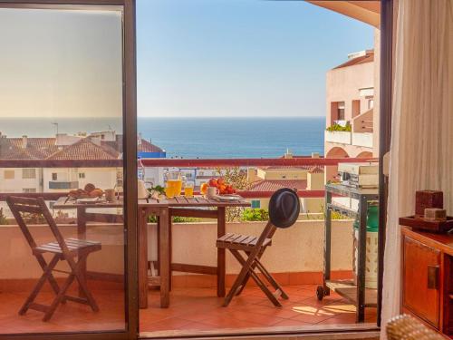 balcón con mesa y vistas al océano en Apartment vista oceano by Interhome, en Ericeira