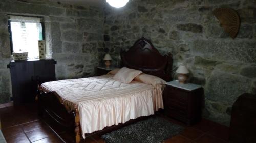 เตียงในห้องที่ Casa de pueblo en Galicia, A Forneira