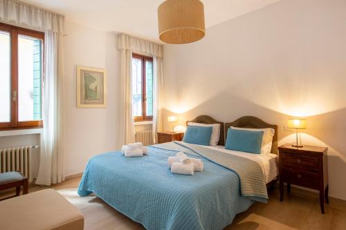 een slaapkamer met 2 handdoeken op een bed bij Ca degli Angeli in Venetië