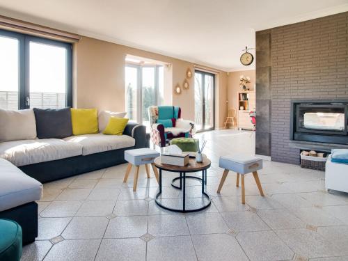 sala de estar con sofá y chimenea en Luxurious Villa in Durbuy with Swimming Pool, en Durbuy