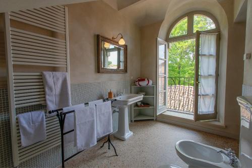 een badkamer met een wastafel en een raam bij Marchesi Alfieri - Cantine e Ospitalità in San Martino Alfieri