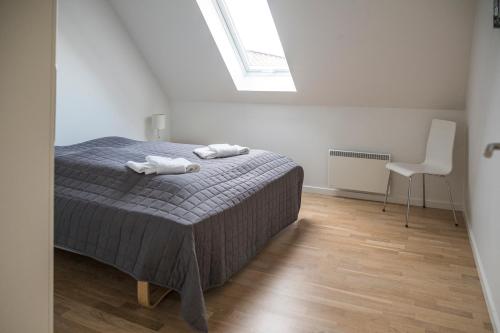 ein Schlafzimmer mit einem Bett mit zwei Handtüchern darauf in der Unterkunft Kammerslusen in Ribe