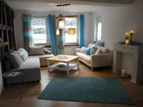 uma sala de estar com dois sofás e uma lareira em Ferienwohnung Bernhard em Bad Camberg