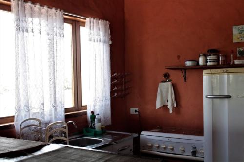 a kitchen with a sink and a window at CÉU DE AGARTHA Retiros e Vivências in Alto Paraíso de Goiás