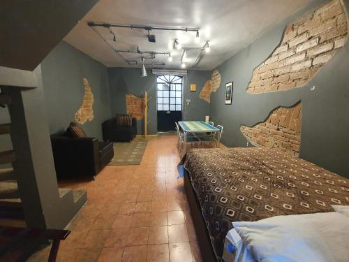 1 dormitorio con 2 camas y sala de estar en Hostalgia, en Puebla
