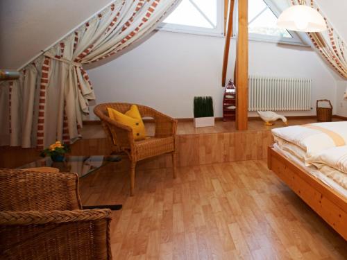 1 dormitorio con 1 cama y 1 silla en Pension Deutscher Hof, en Oberbiederbach