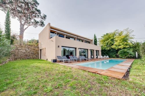 une maison avec une piscine et une maison dans l'établissement Villa Gaïa, à Saint-Tropez
