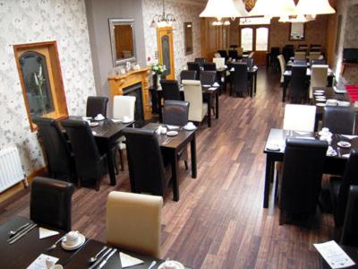 Óstán Loch Altan tesisinde bir restoran veya yemek mekanı