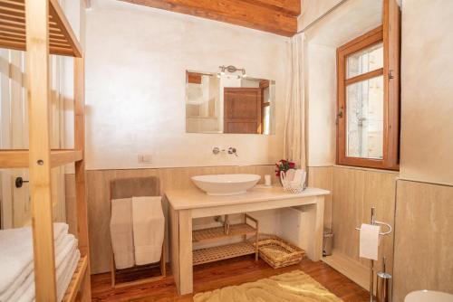 y baño con lavabo y espejo. en Casa Santa Croce, en Alà dei Sardi