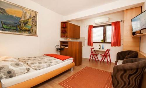 Schlafzimmer mit einem Bett und einem Tisch mit Stühlen in der Unterkunft Apartment Centar in Split