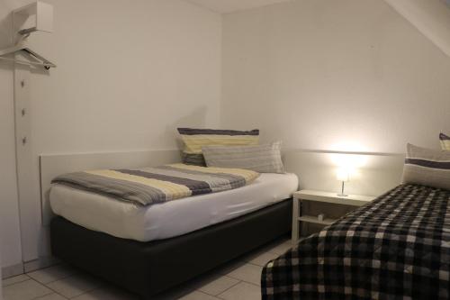 Łóżko lub łóżka w pokoju w obiekcie Rentaroom-Kassel Appartement B4