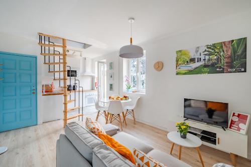 a living room with a couch and a table at BestVillas Casa do Rio in Vila Nova de Gaia