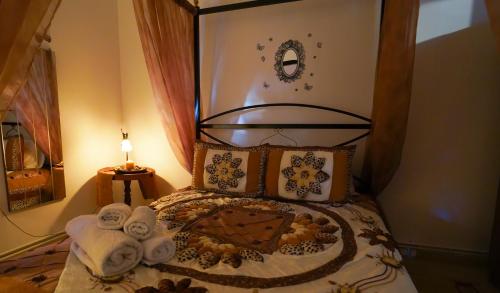 1 dormitorio con 1 cama con toallas en Guesthouse Aelia, en Kato Loutraki