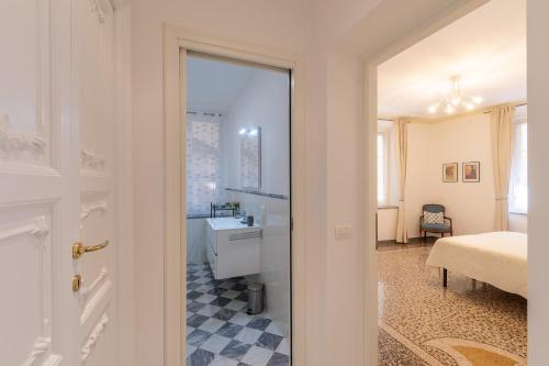 ジェノヴァにあるL'angolo di Luccoliのバスルーム(シンク、ベッド付)が備わる客室です。