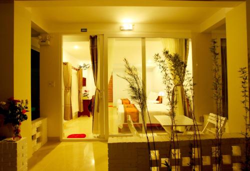 una sala de estar con una puerta que conduce a un dormitorio en Hai Yen Family Hotel, en Mui Ne