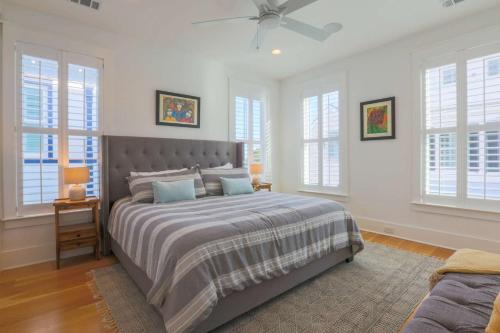 una camera con un grande letto e un ventilatore a soffitto di Angelo's Retreat a Charleston