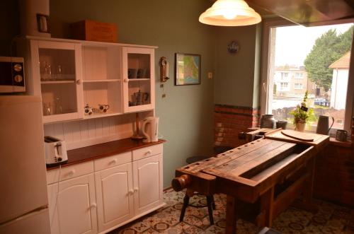 - une cuisine avec une table en bois dans une chambre dans l'établissement Apartament Dark Amber- 3 rooms grand piano, à Świnoujście