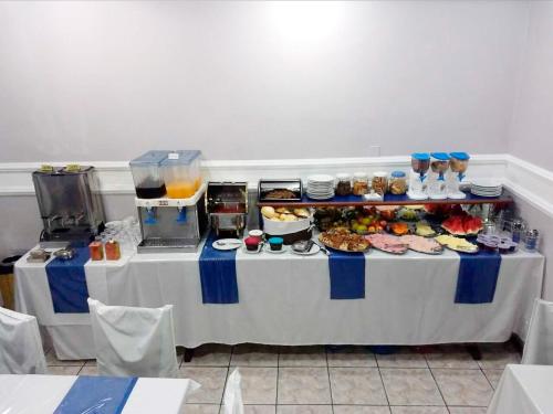 ジャカレイーにあるHotel Americaのテーブル(上に食べ物と飲み物付)