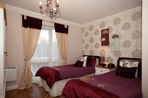 Ένα ή περισσότερα κρεβάτια σε δωμάτιο στο Riverbank View Three Bedroom Apartment with Free Parking