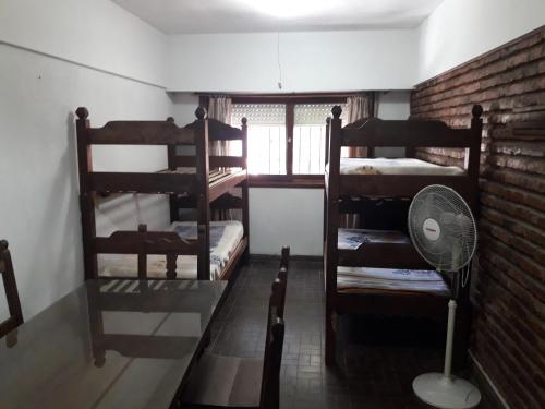 Una cama o camas cuchetas en una habitación  de Departamento para 6 personas San Bernardo