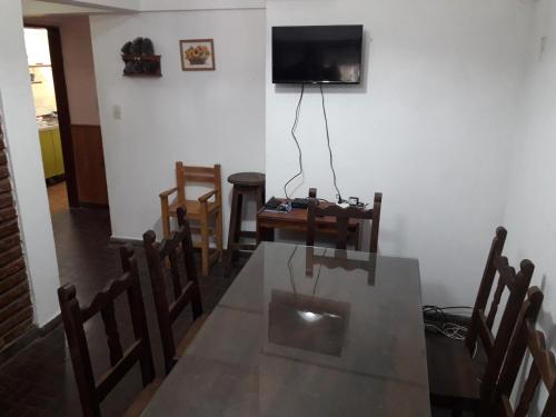 comedor con mesa, sillas y TV en Departamento para 6 personas San Bernardo en San Bernardo