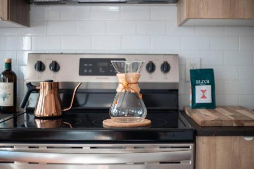 une cuisine avec un mixeur posé sur une cuisinière dans l'établissement Inquirer Studio, Private Studio, Center City, CONTACTLESS CHECK-IN, à Philadelphie