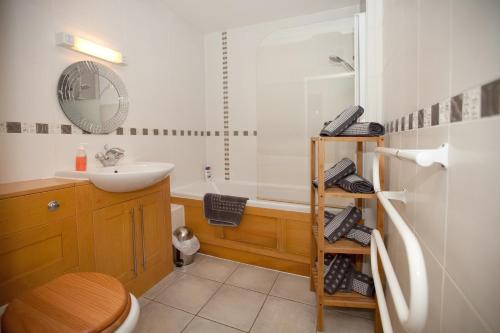 Un baño con lavabo, inodoro y bañera. en Riverbank View Three Bedroom Apartment with Free Parking, en York