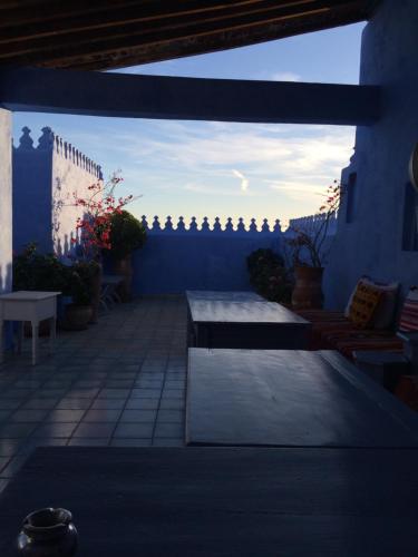 a patio in a house with blue walls at Casa Perleta in Chefchaouene