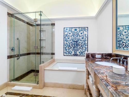 La salle de bains est pourvue de 2 lavabos et d'une douche. dans l'établissement Hotel Solar de las Animas, à Tequila