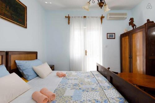 - une chambre avec un lit avec deux animaux rembourrés dans l'établissement Hideaway Apartment, à Baška Voda