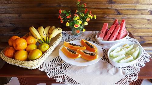 una tavola con frutta e verdura di Vila Mantilla Pousada a Três Marias