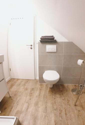 a bathroom with a white toilet in a room at Idylle pur in der Nähe der Autostadt in Oebisfelde