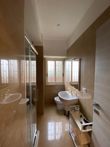 那不勒斯MDC LUXURY ROOMS NAPLES的带水槽、马桶和淋浴的浴室