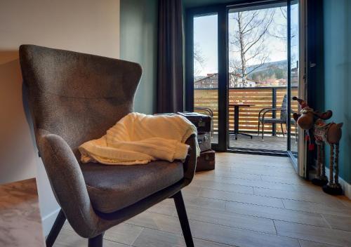 a brown chair with a blanket on top of it at Walizka Wspomnień in Karpacz