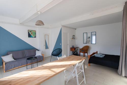 ein Wohnzimmer mit einer Couch und einem Tisch in der Unterkunft Mas Paret Gîte Massane in Argelès-sur-Mer