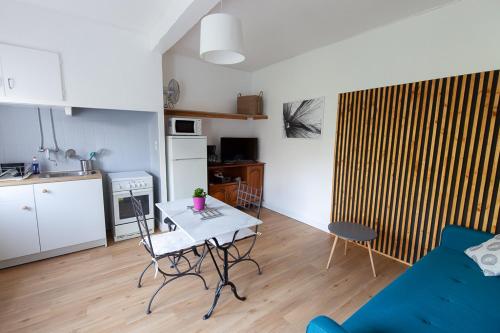 un salon avec une table et une cuisine dans l'établissement MAS PARET, Gîte 