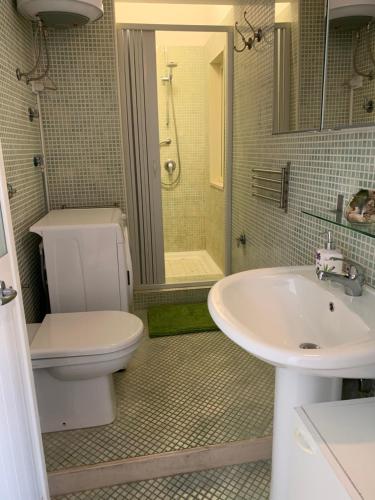 łazienka z toaletą, umywalką i prysznicem w obiekcie Corso Senatore Matarazzo 145 Apartment con terrazzo w mieście Santa Maria di Castellabate