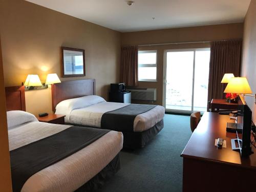 een hotelkamer met 2 bedden en een raam bij Beach Gardens Resort and Marina in Powell River