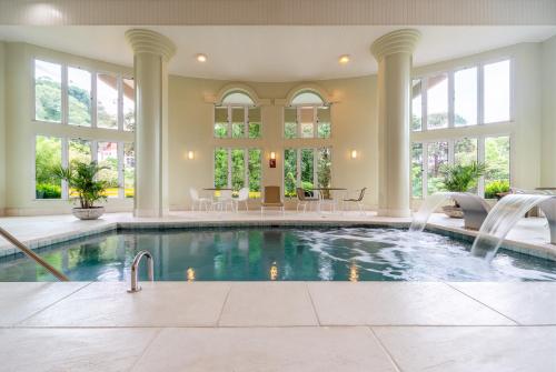 The swimming pool at or close to Hotel Laghetto Siena Gramado