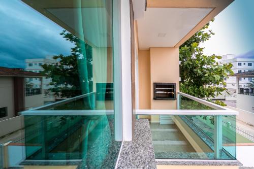 vista dal balcone di un edificio di Vila Beach Residence a Pinheira