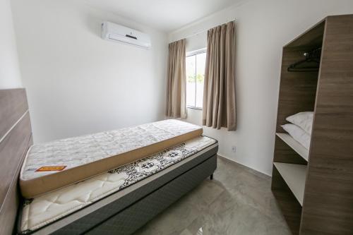 Tempat tidur dalam kamar di Vila Beach Residence