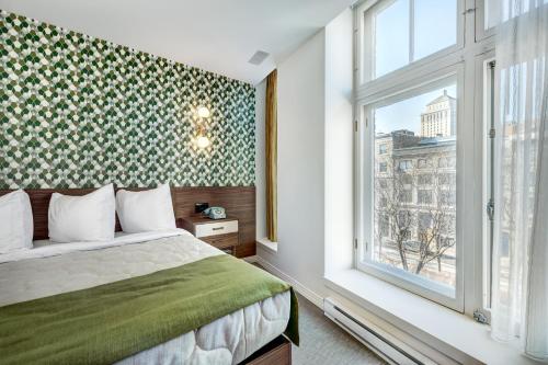 Cama ou camas em um quarto em Hôtel Uville Montréal