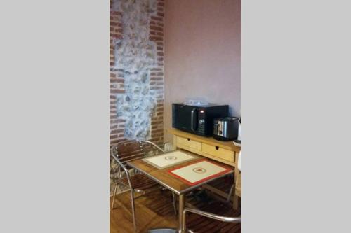 Cette chambre dispose d'une table et d'un four micro-ondes. dans l'établissement Charming old style, à Honfleur