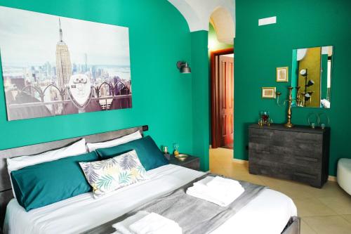 a bedroom with a green wall with a bed at B&B da Titina 153 in Castel San Giorgio