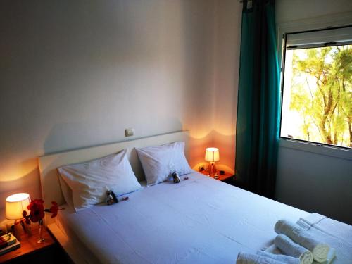 Un pat sau paturi într-o cameră la Alekos Beach Houses-Caretta