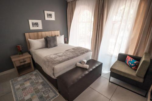 A bed or beds in a room at Menlyn Maine: The Exquisite Lunette