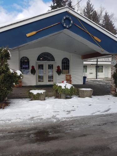 Gallery image of Anchor Riverfront Motel in Sicamous